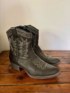 Coconuts by Matisse Black Western Stitch Ankle Booties